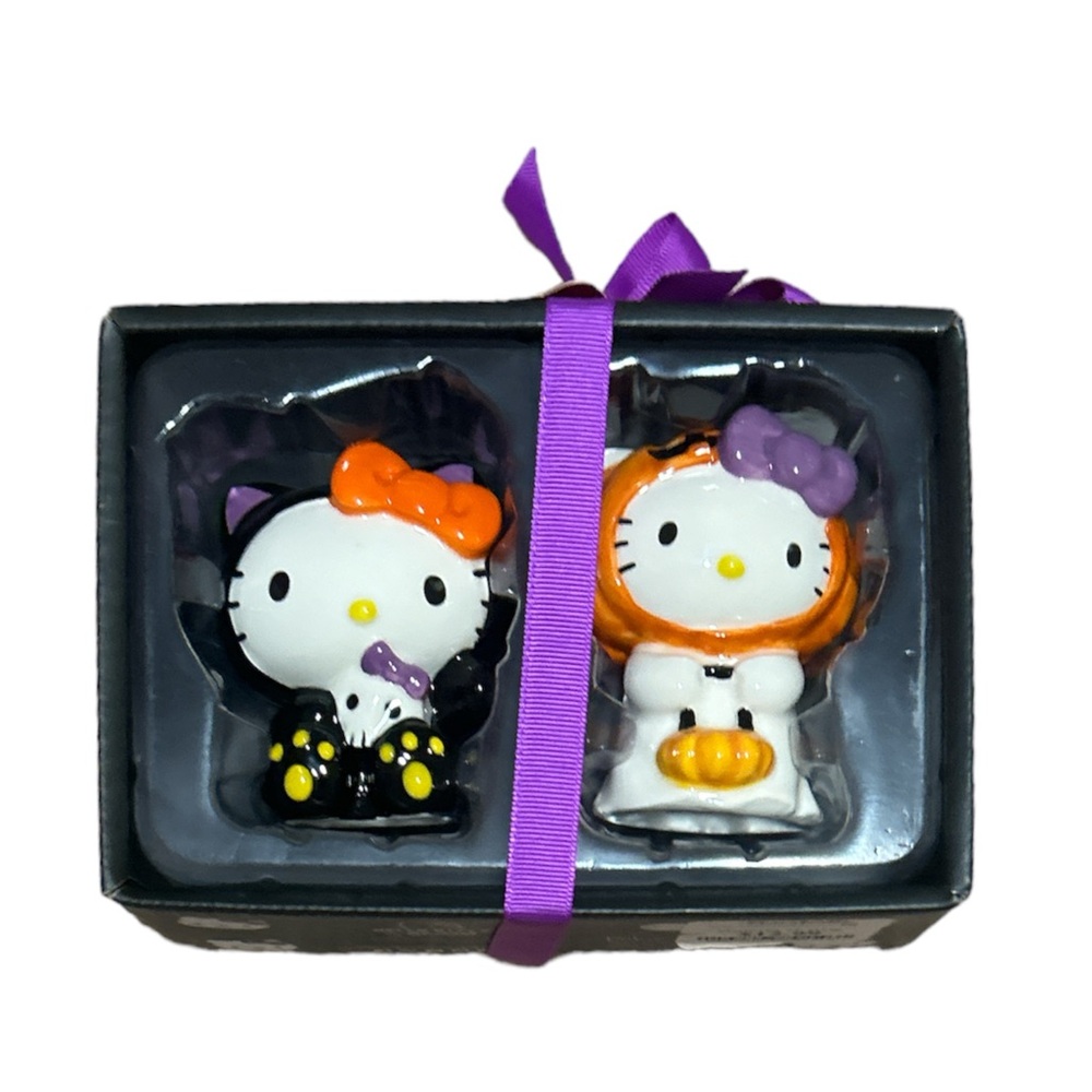 Hello Kitty salt and pepper shakers.